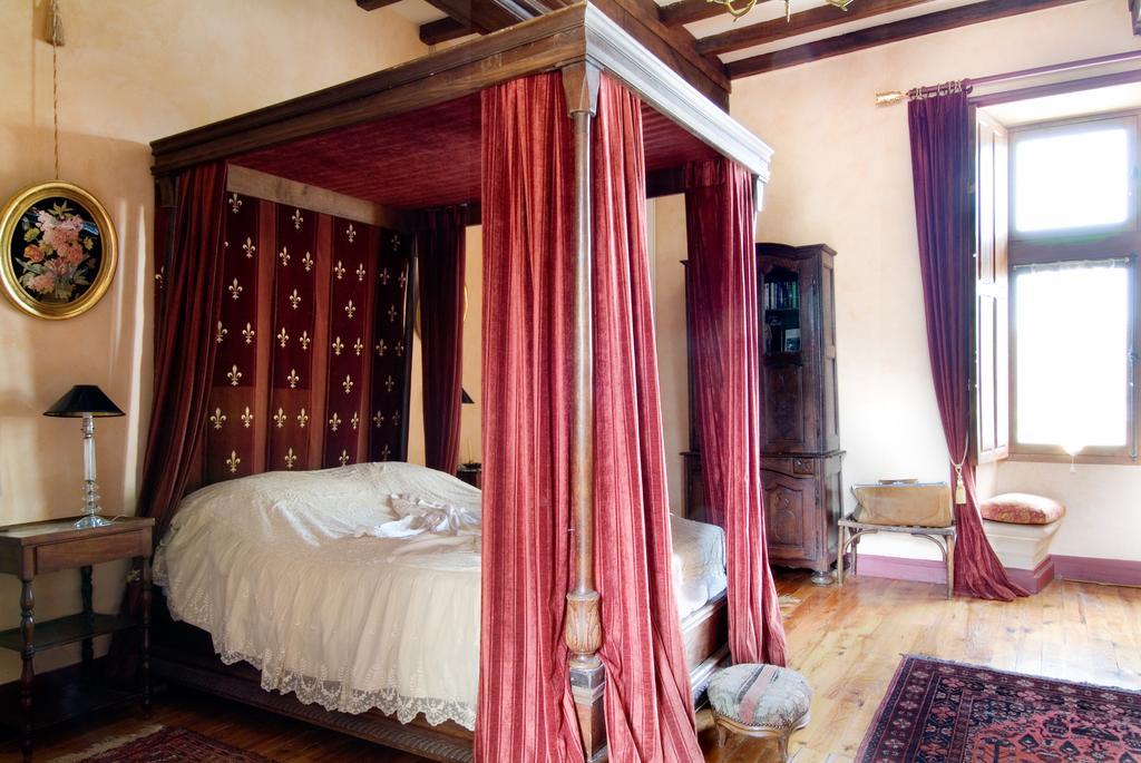 Bed and Breakfast Château de la Roche Martel à Roiffé Chambre photo