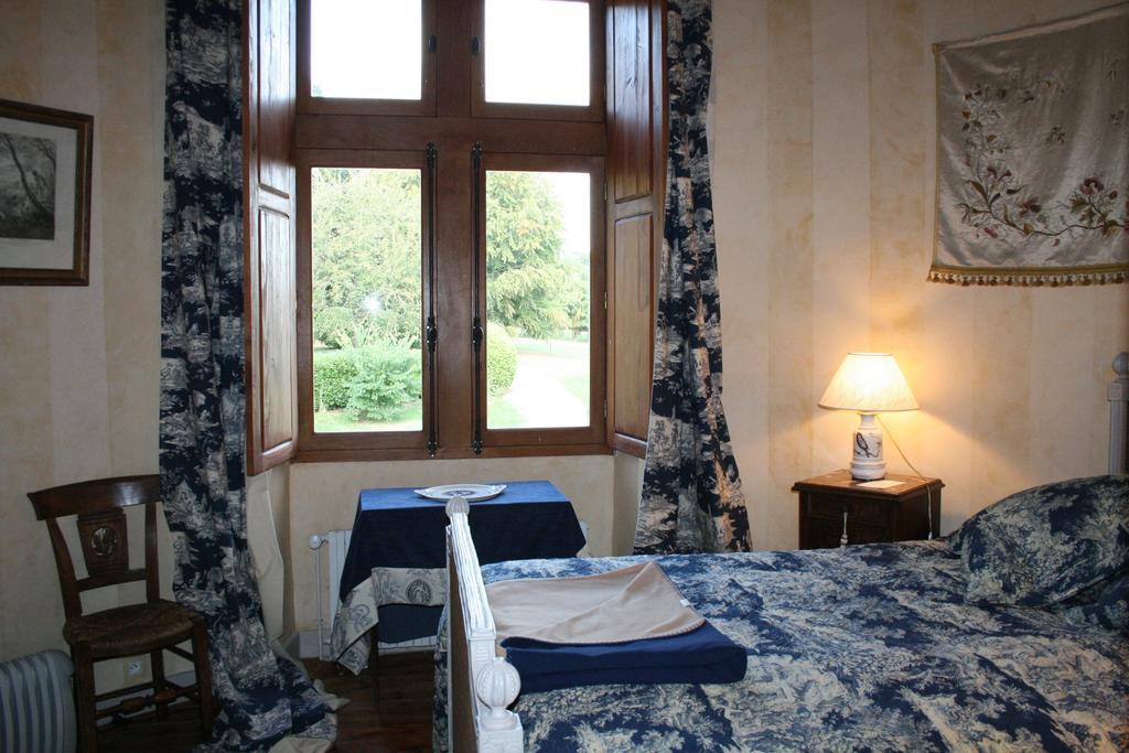 Bed and Breakfast Château de la Roche Martel à Roiffé Chambre photo