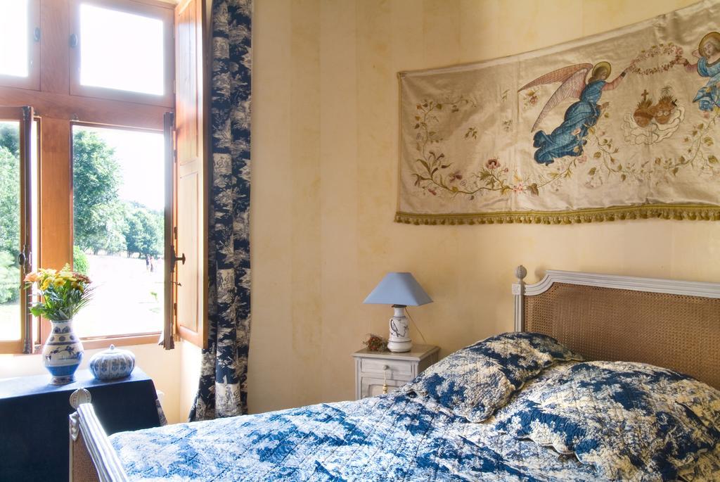 Bed and Breakfast Château de la Roche Martel à Roiffé Chambre photo