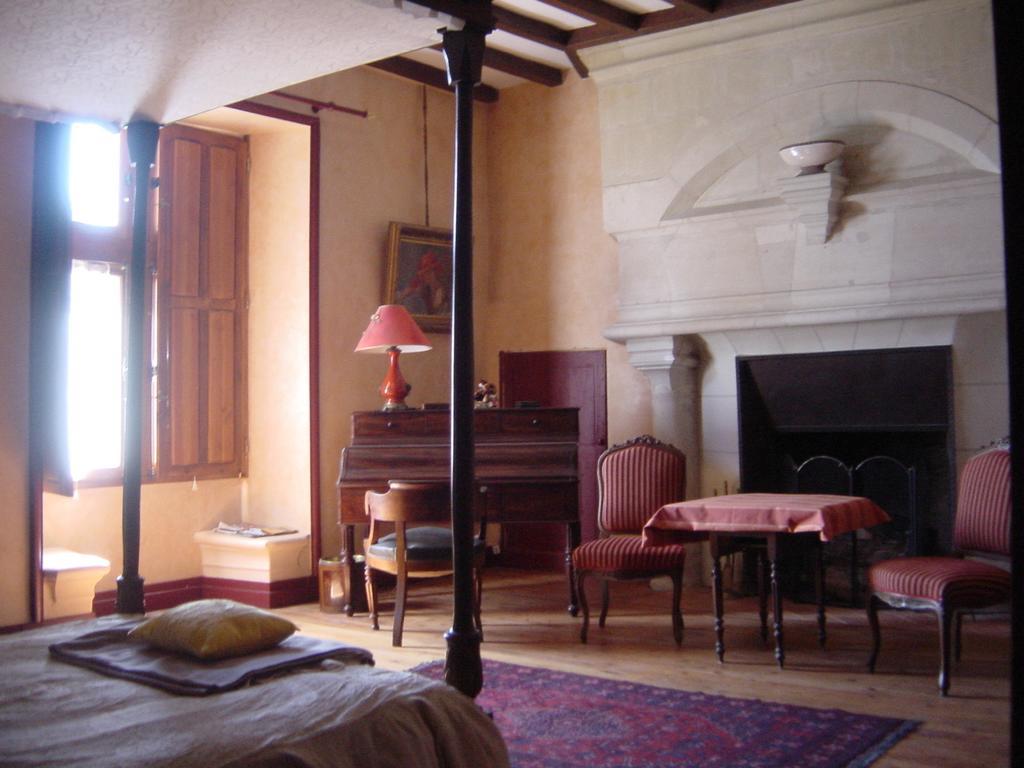 Bed and Breakfast Château de la Roche Martel à Roiffé Chambre photo