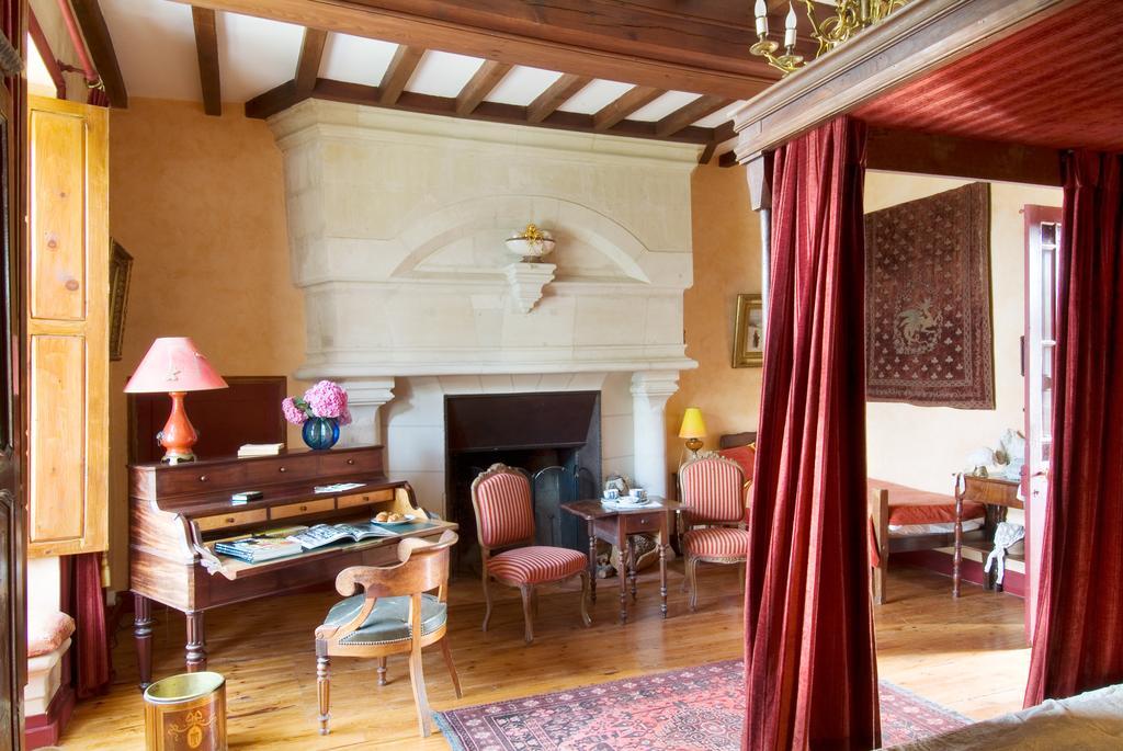 Bed and Breakfast Château de la Roche Martel à Roiffé Chambre photo